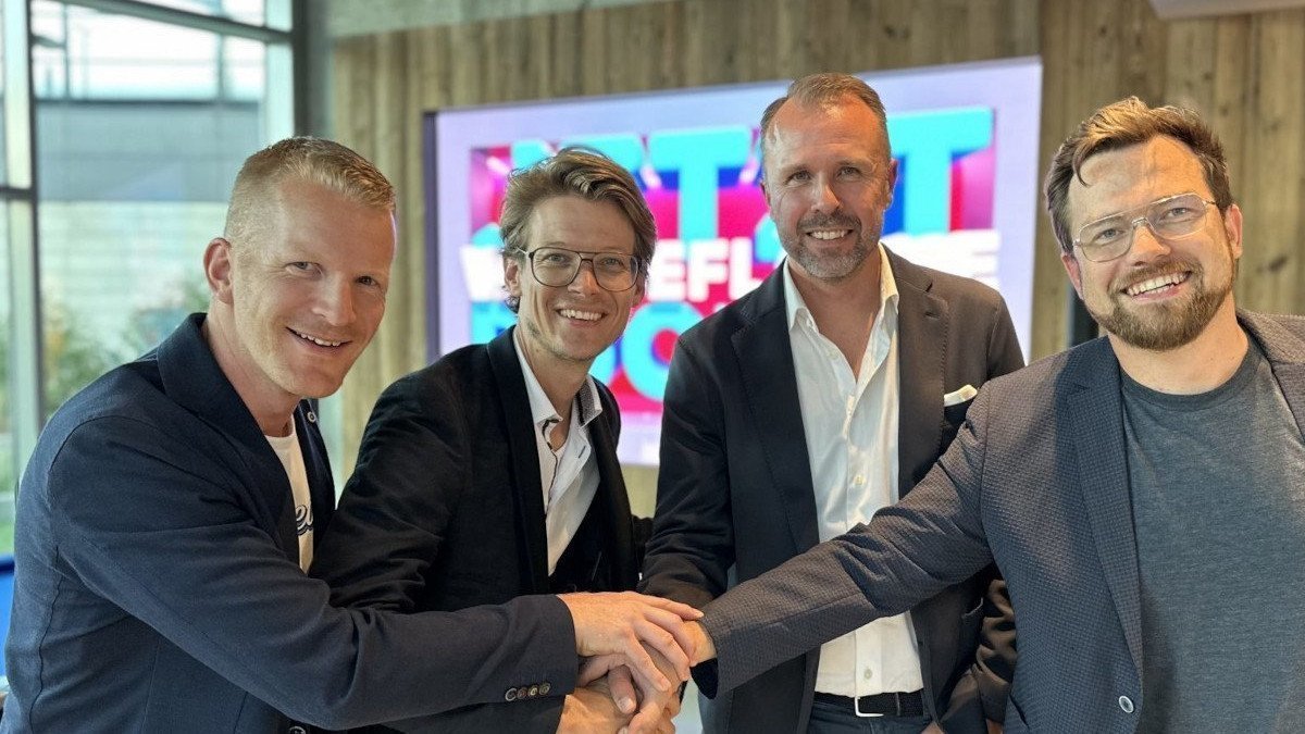 Zetadisplay CEO Per Mandorf (2. from right) with the Peakmedia CEOs (from left) Samuel Geisler, Jonas Wilhelm and Alois Oppacher (Photo: ZetaDisplay)