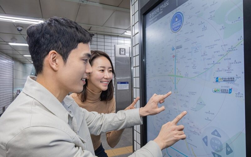 More than 4,200 digital signage displays in Seoul metro (Photo: Samsung)