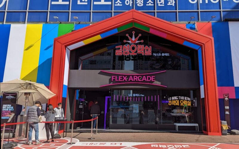 LG Flex showcase in Seoul (Photo: invidis)