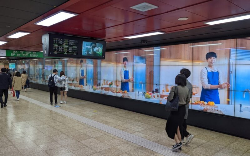 Samsung Media Tunnel in Seoul-Samsung Metro Station (Photo: invidis)