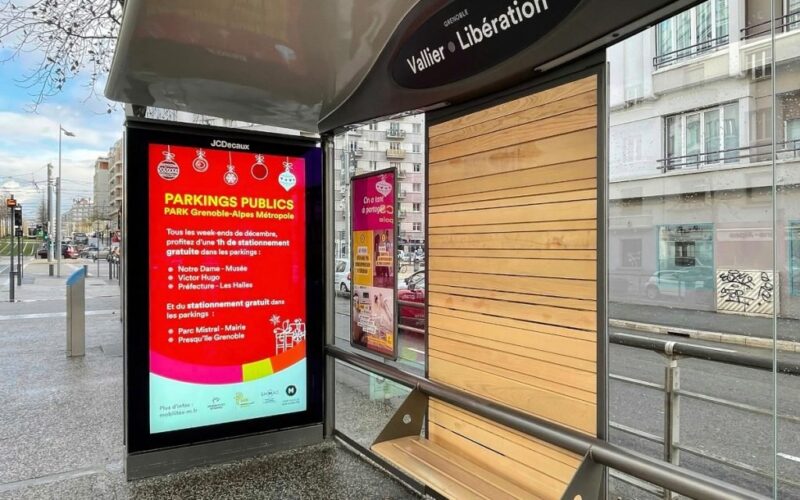 Outdoor displays und -kiosks must work in the winter and in the summer. (Photo: DynaScan)