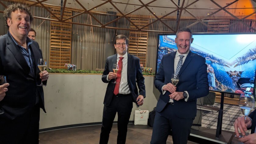 Florian Rotberg (right) and Stefan Schieker (center) welcomed the guests of the Executive Lounge in their keynote speech. (Photo: invidis)