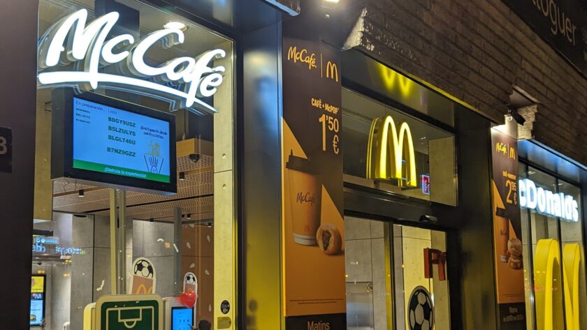 McDonalds Delivery Screen in Barcelona Diagonal (Photo: invidis)
