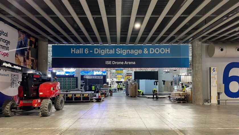 ISE 2024 Build-up in the digital signage hall 6 (Photo: invidis)  
