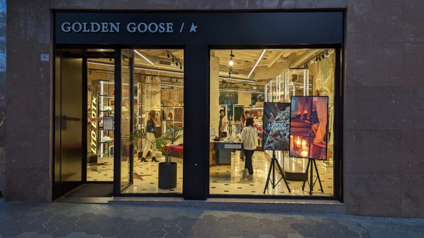 Digital Signage on Easels (Photo: invidis)