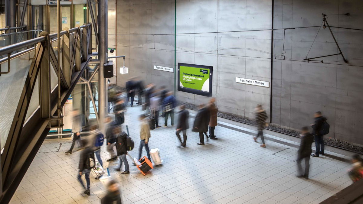 Infoscreen in the Frankfurt Messe S-Bahn station (Photo: Ströer)