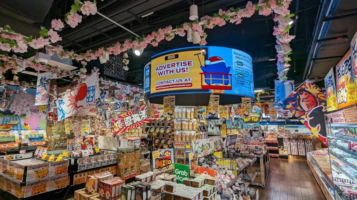 Advertising like in this Singapore store would be unthinkable in Europe - but retail media is also experiencing its upswing in the Old Continent. (Photo: invidis)
