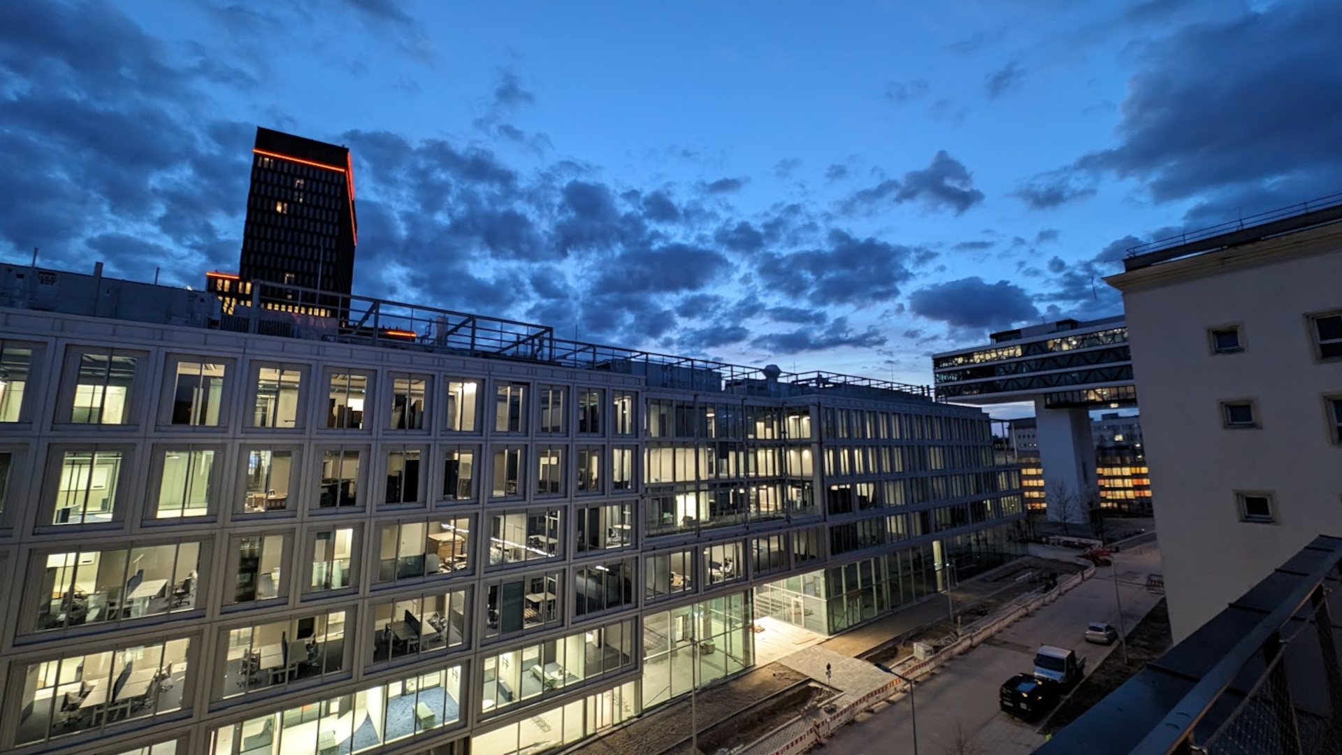 Office with a view - another night shift at invidis HQ in Munich (Photo: invidis)
