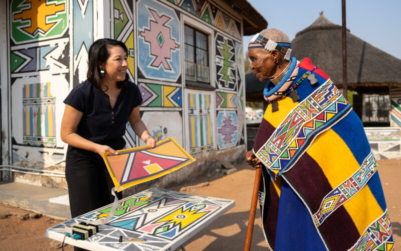 Stella Clarke from BMW (left) shows Esther Mahlangu the E-Ink technology. (Photo: BMW Group)