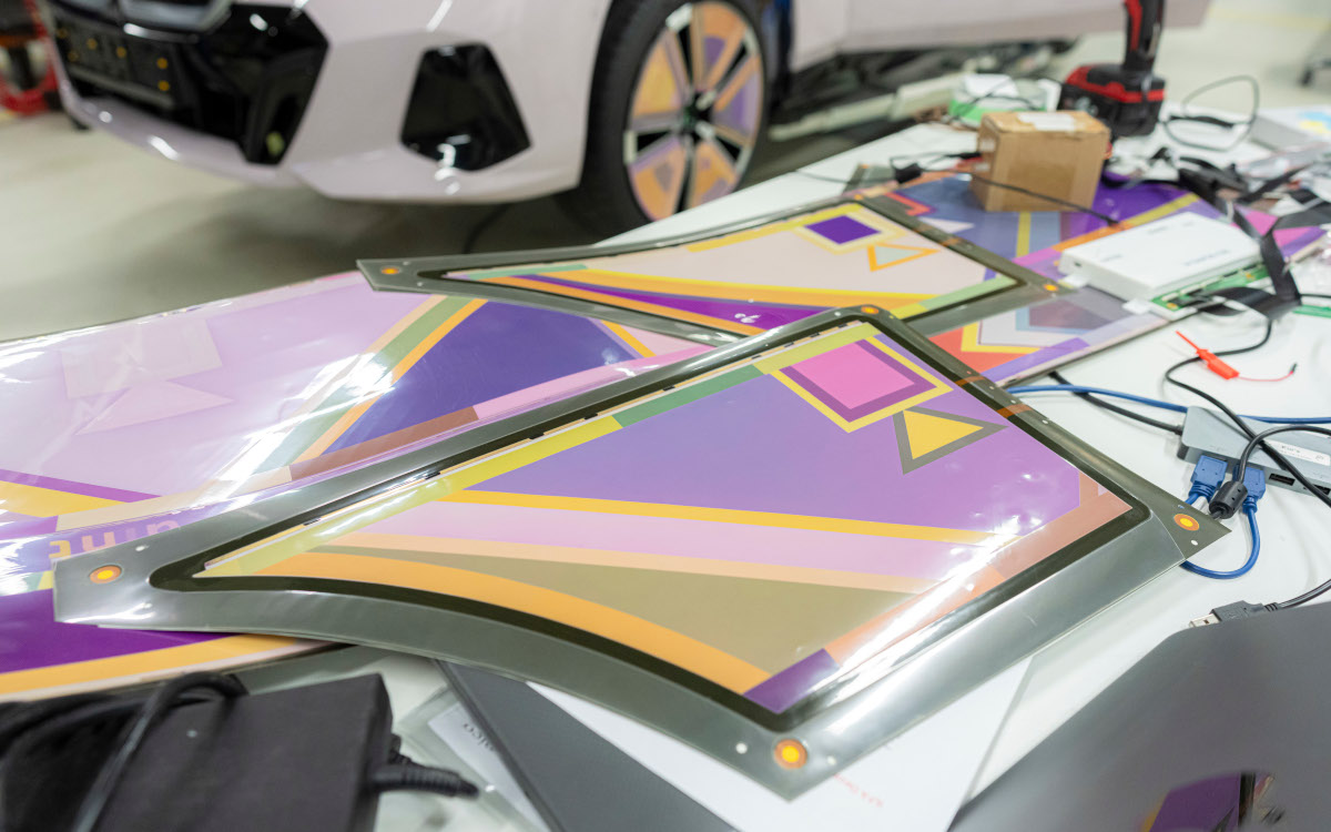 Application of the E-Ink films on the BMW i5 Nostokana (Photo: BMW Group)