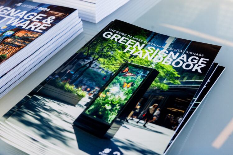 The invidis Green Signage Handbook (Photo: Maarten Schuth/invidis)