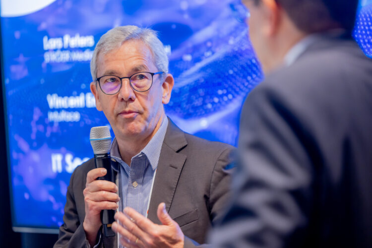 Vincent Encontre from Intuiface spoke on a panel about IT security at DSSE (Photo: Maarten Schuth/invidis)