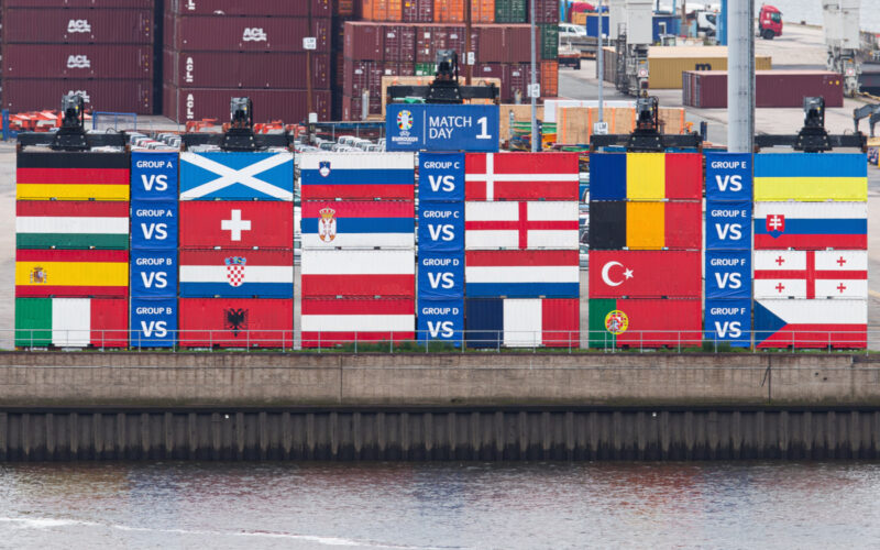 The containers have already been used to simulate the draw for the group matches live. (Photo: Hamburg Marketing)