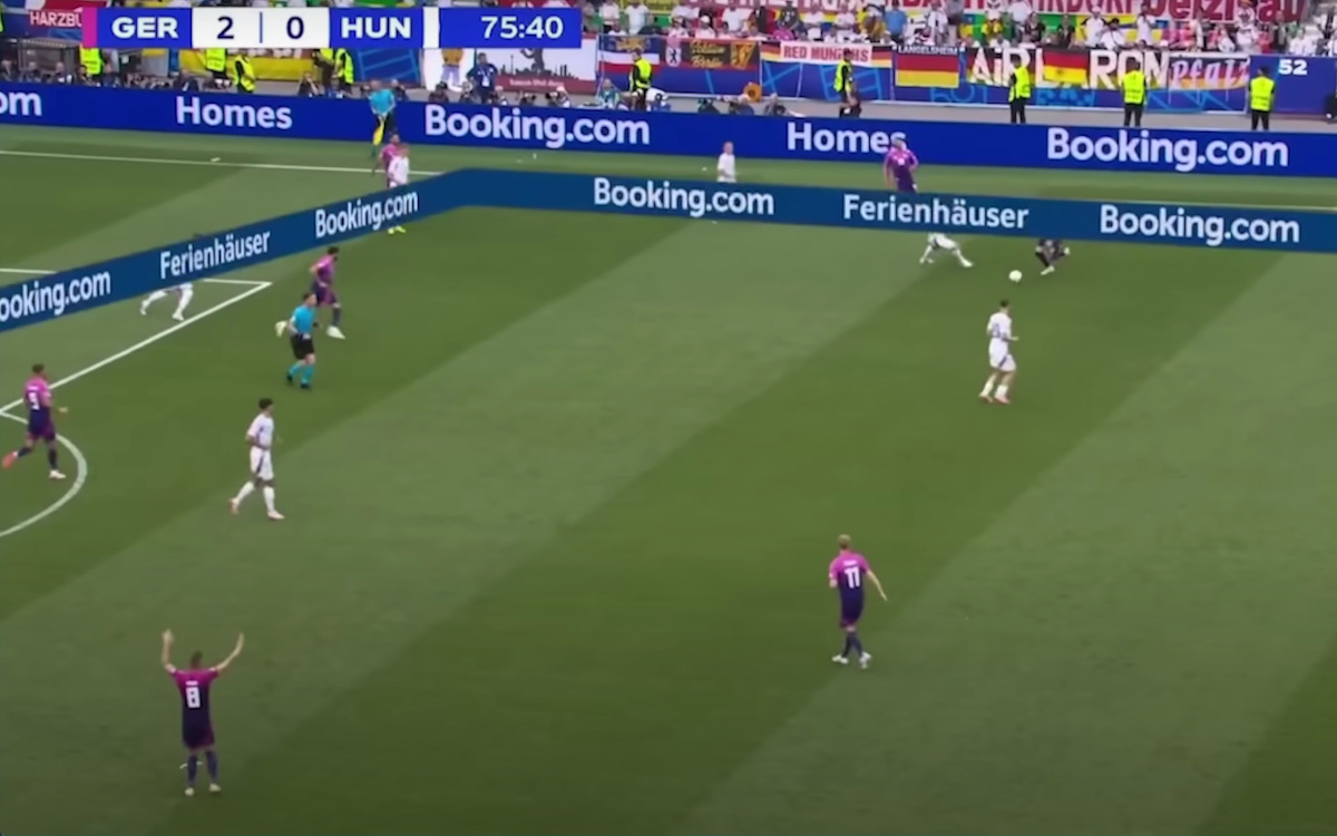 Uefa is using virtual banner overlays to target the German, US, and Chinese TV audiences in their own languages - but sometimes there are glitches. (Photo: Screenshot/Spiegel)