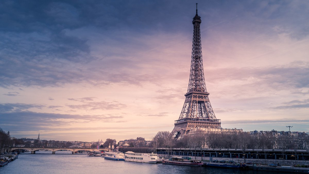 The invidis Market Compass for the digital signage industry also takes a close look at France. (Photo: Chris Karidis/Unsplash)