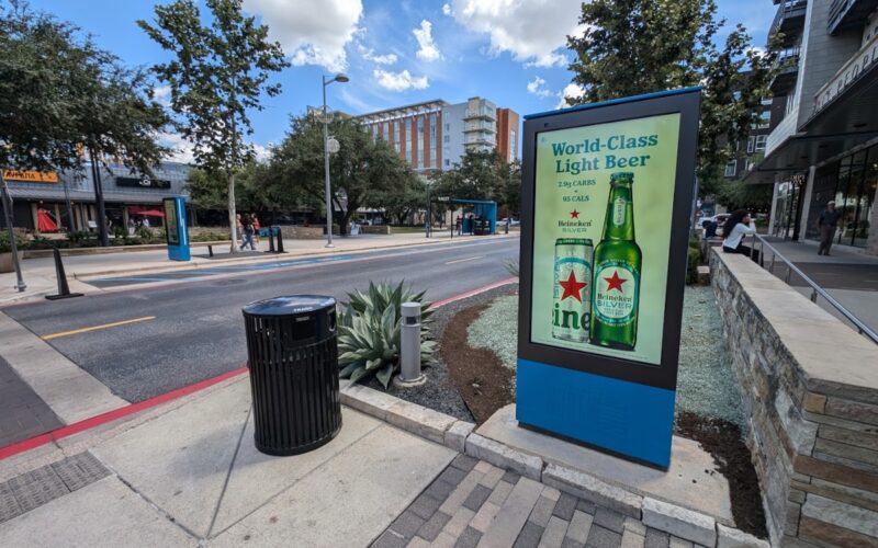 Austin Open Air Mall screens with visible discoloration (Image: invidis)