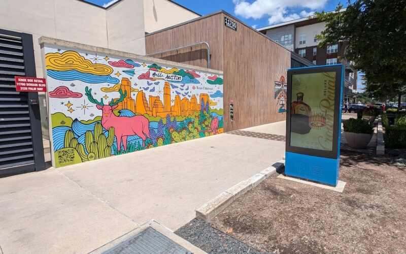 Austin Open Air Mall screens with visible discoloration (Image: invidis)