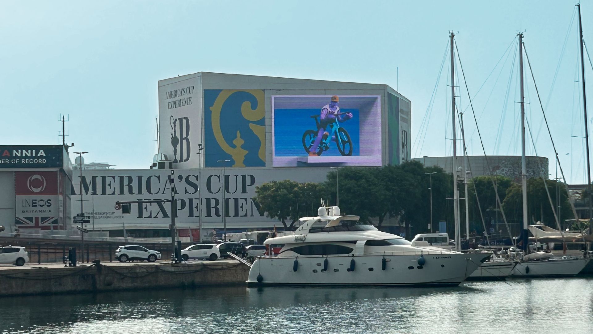 To connect Barcelona's visitors and citizens to the America's Cup, the regatta has set up this experience exhibition at the city's port. (Photo: LEDDREAM Group)