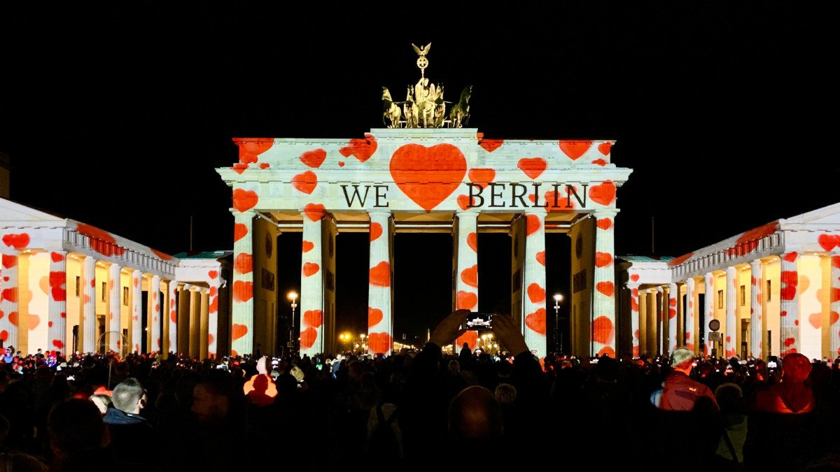 The DACH region loves digital signage and ProAV - the Brandenburg Gate during the Festival of Lights (Photo: Julian Schiemann/Unsplash)