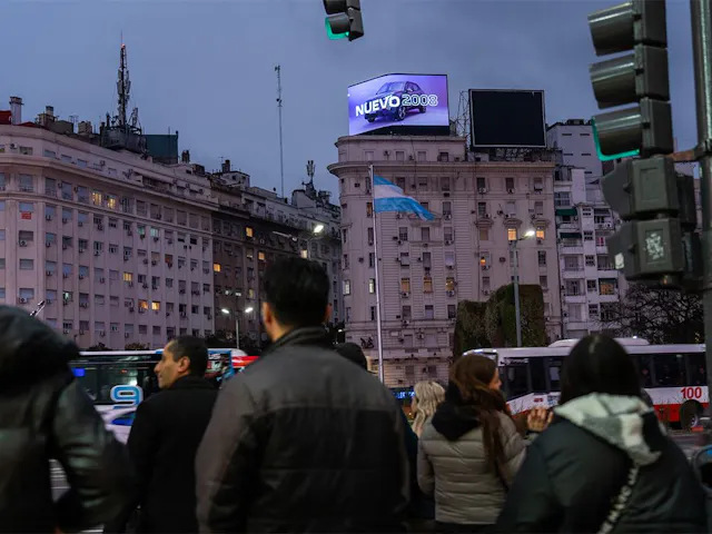 DooH by Peugeot in Buenos Aires (Photo: Taggify)