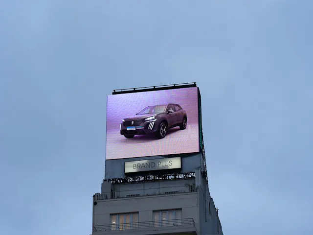 DooH by Peugeot in Buenos Aires (Photo: Taggify)