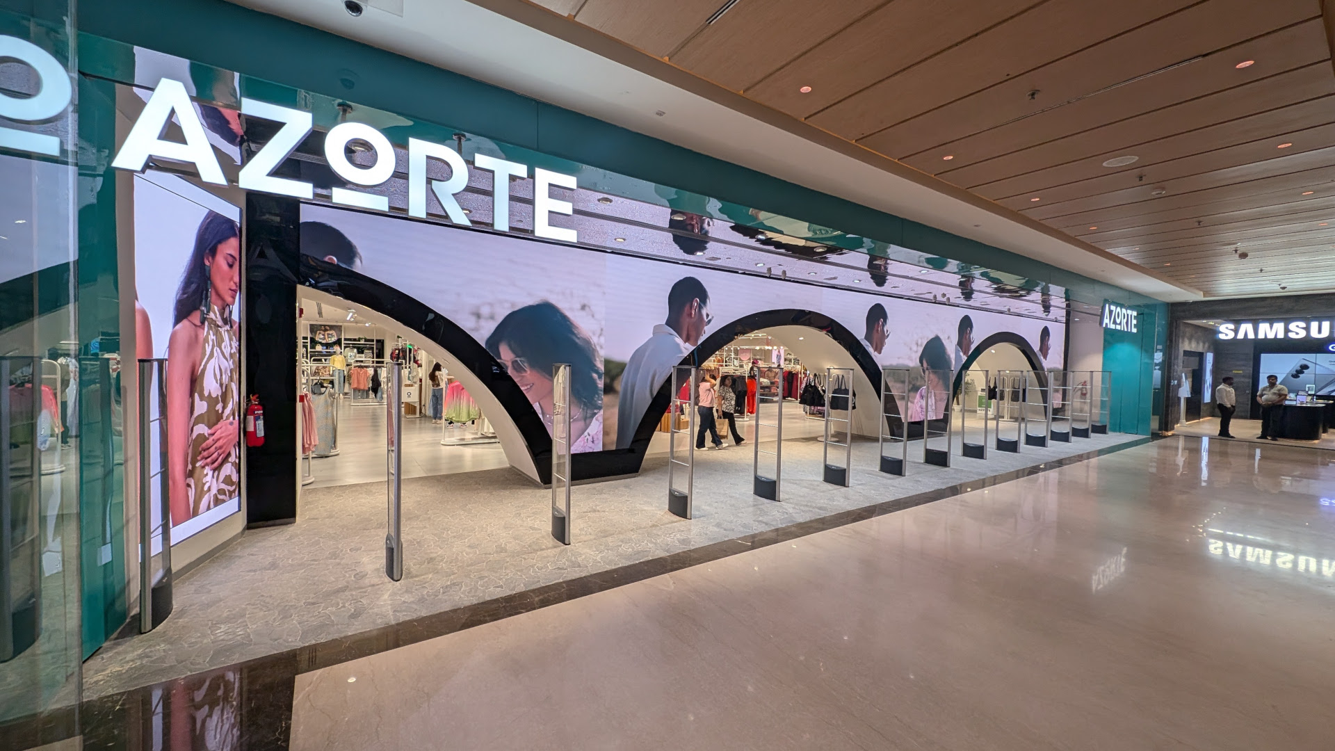 The Indian fashion brand Azorte uses the Jio-Things platform for all digital signage installations in its stores. (Image: invidis)