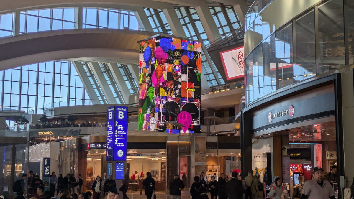 The Time Tower is the LED centerpiece of LAX Terminal B. (Image: invidis)