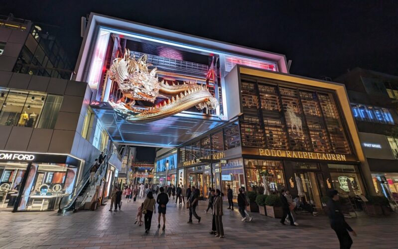 DooH at Sanlitun Shopping Center in Beijing (Image: invidis)