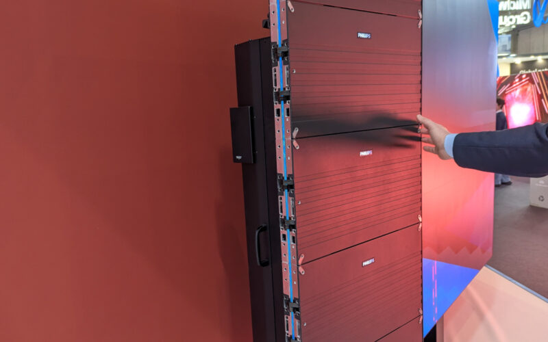 Clever folding mechanism: the all-in-one LED of the 5100 series (Image: invidis)