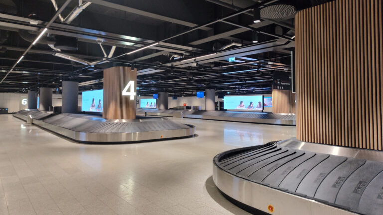 DooH LEDs at KEF Airport (Image: ofar)