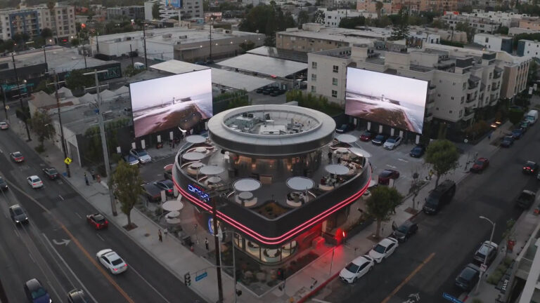 Diner with a View - Tesla Diner with LED (Image: Screenshot)