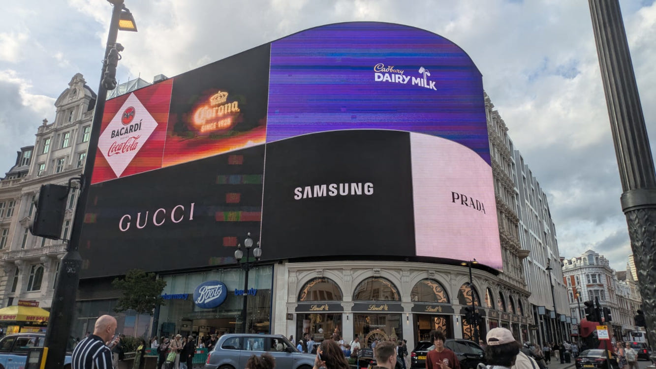DooH grew only slightly in the UK in the first half of 2025. (Image: invidis)