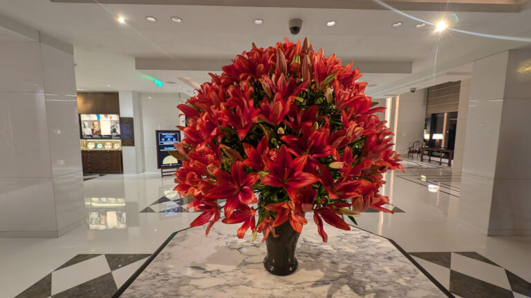 Control vs. Scale - flower bouquet at the Oberoi in new Delhi (Image: invidis)