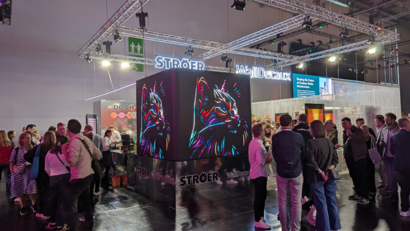Cat content and forced perspective: DooH showing off at Dmexco 2025 (Photo: invidis)