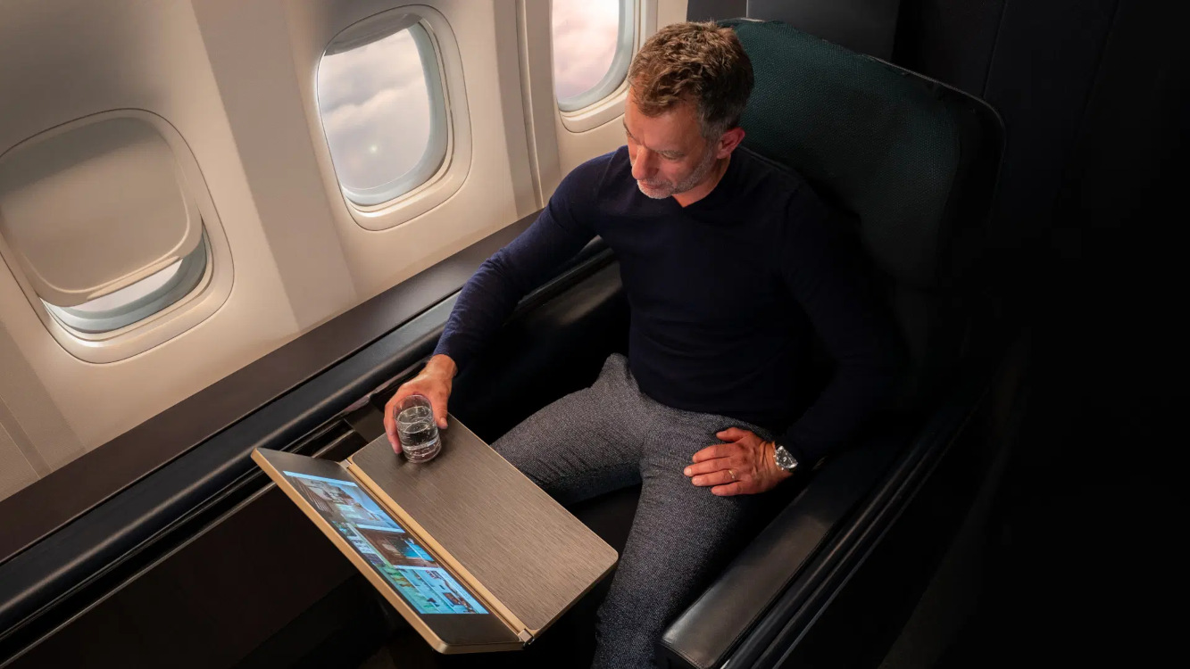 Can be folded up to watch movies – the Nice Intellitable (Image: Lufthansa Technik)