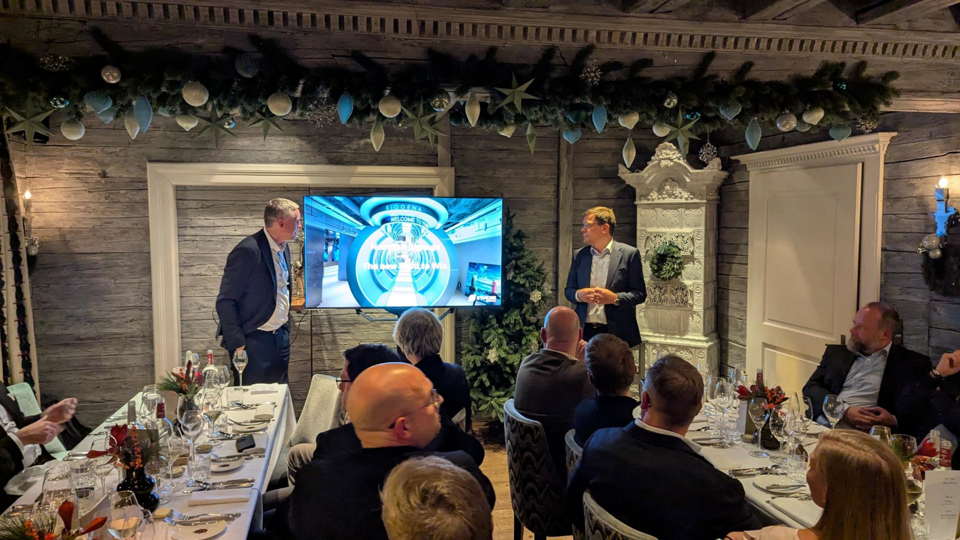 Florian Rotberg (left) and Stefan Schieker from invidis update the attendees with the latest business trends. (Photo: invidis)