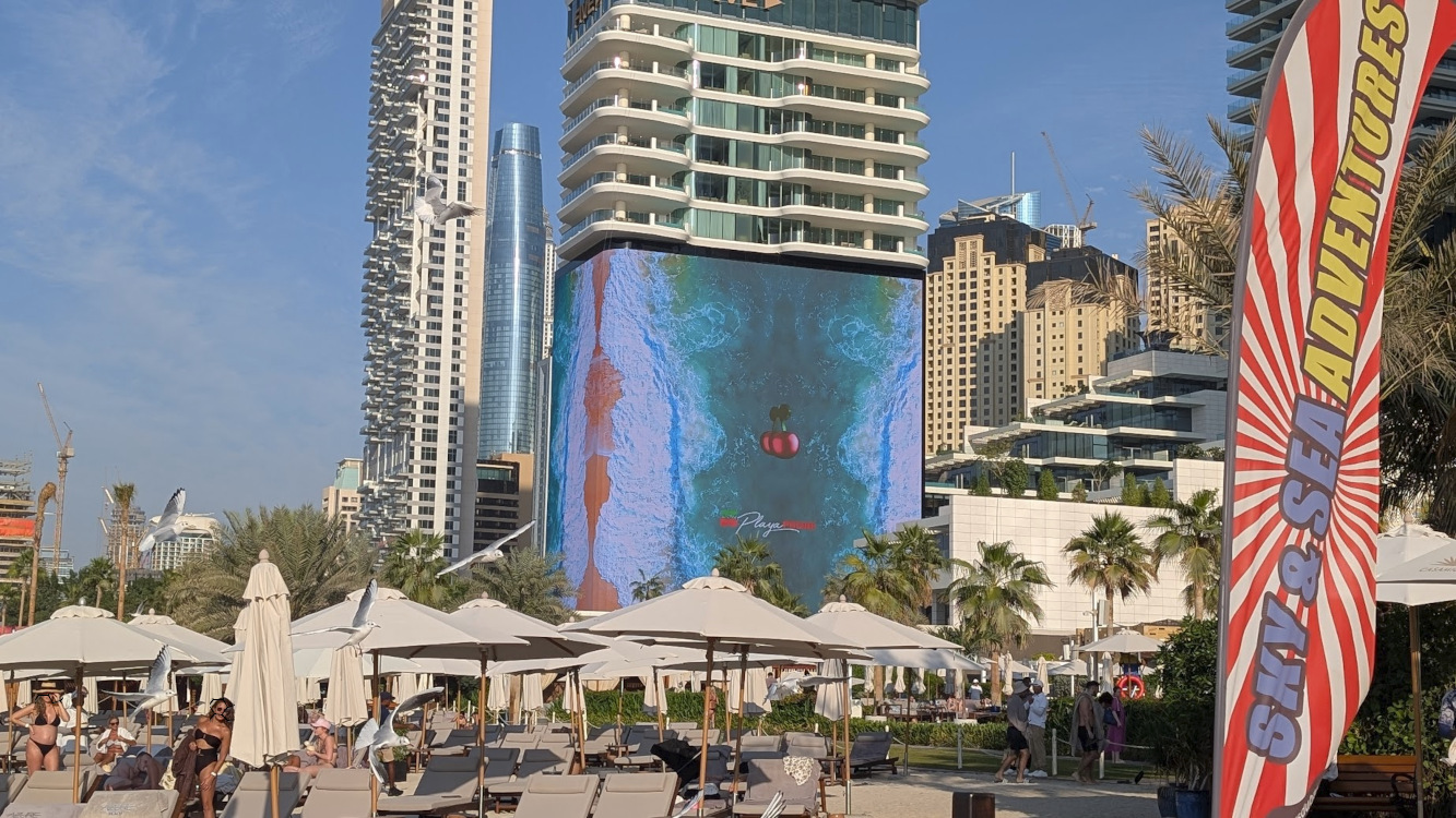 Dubai Five Luxe JBR with LED-Hoarding (Image: invidis)