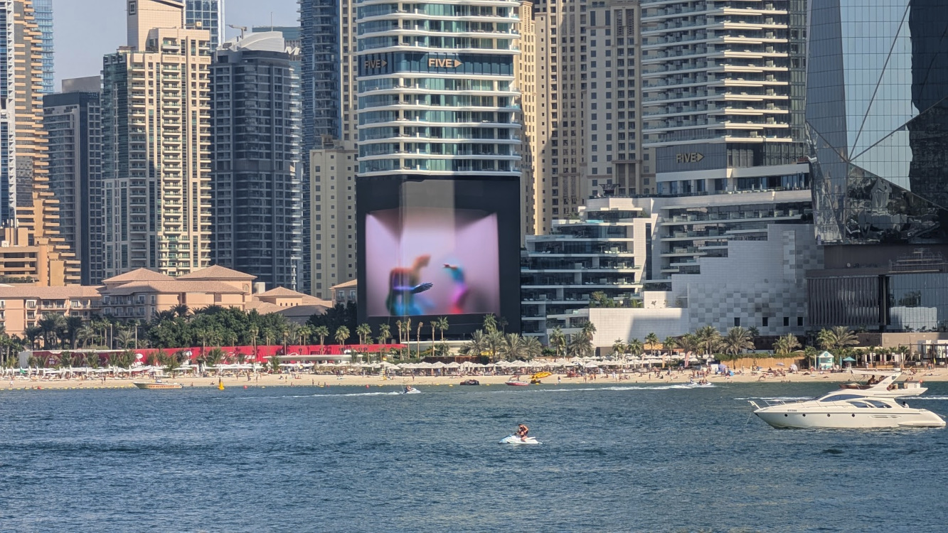 Dubai Five Luxe JBR with LED-Hoarding (Image: invidis)