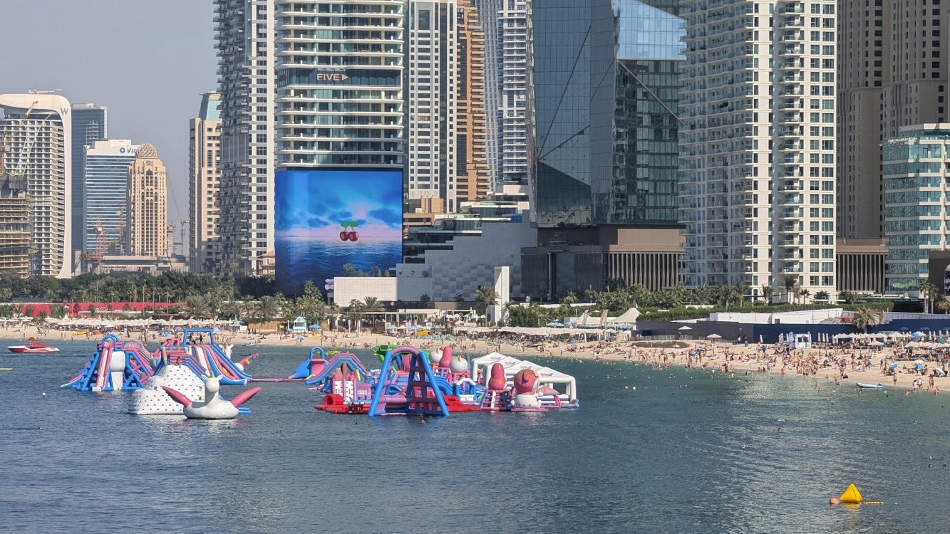 Dubai Five Luxe JBR with LED-Hoarding (Image: invidis)