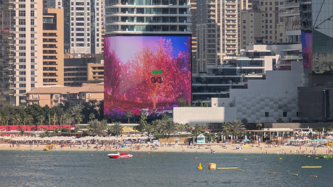 Dubai Five Luxe JBR with LED-Hoarding (Image: invidis)
