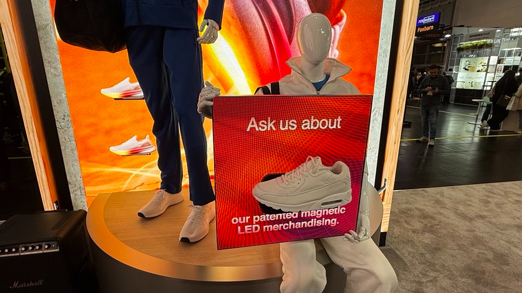 Magentic LED-Shelf at Outform (Image: invidis)