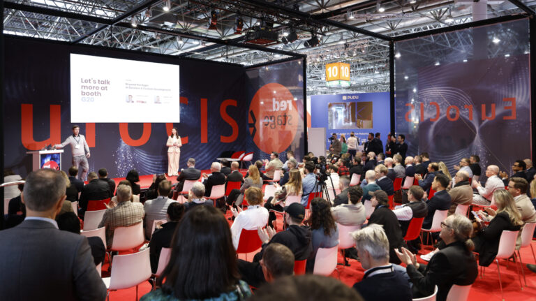 Discussions on one of the seven stages at Euroshop (Image: Messe Düsseldorf)