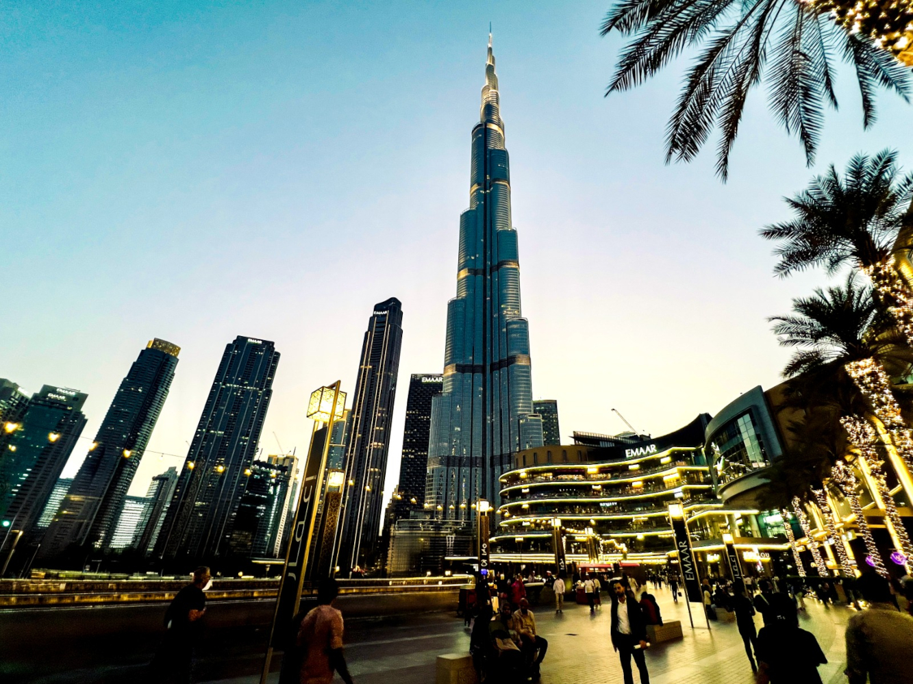 Busy Dubai Downtown around Burj Khalifa (Image: BRI)