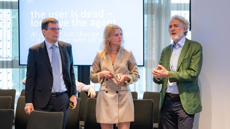 Welcomed DSS delegates to the Tech Dialogue (from left): Stefan Schieker und Antonia Hamberger von invidis, Roland Grassberger von Vertiseit (Foto: invidis/Tomas Cesalek)