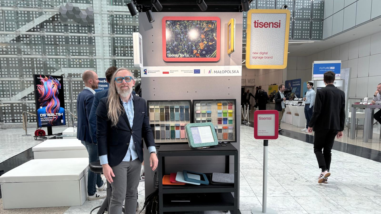 Tisensi: “Nobody Does E-Paper in a Proper Way” - tisensi CEO Borys Strączek shows its ePaper displays at DSS 2026 in Munich (Image: invidis) tisensi CEO Borys Strączek shows its ePaper displays at DSS 2026 in Munich (Image: invidis)