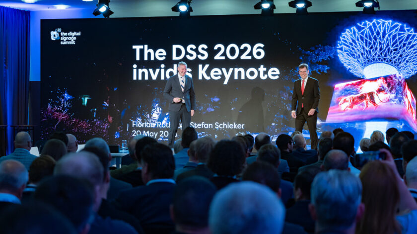 invidis' Florian Rotberg (left) and Stefan Schieker presenting the 2026 NextGen Signage Keynote at DSS. (Foto: invidis/Tom Cesalek)