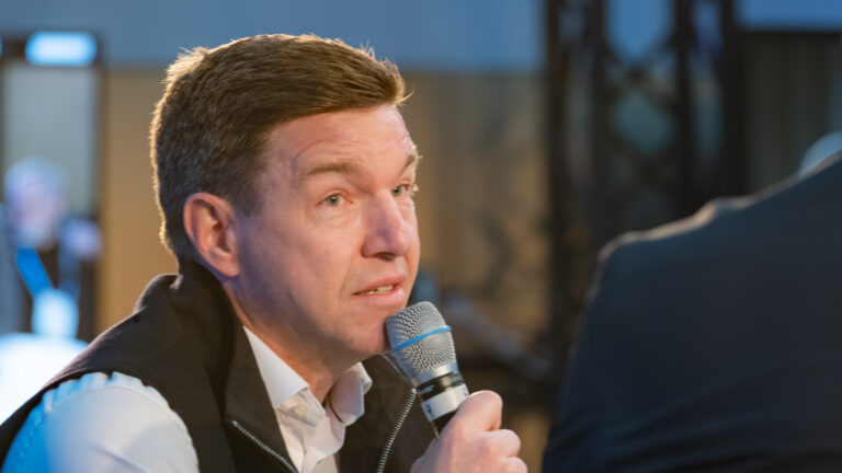 Daniel Nergård, CEO of Zetadisplay, at the DSS 2026 in Munich (Photo: invidis/Tom Cesalek)