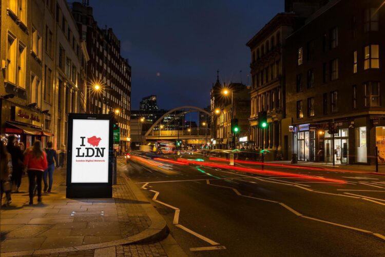 A JCDecaux London Digital Network screen brings digital advertising to a busy London streetscape. (Image: JCDecaux)
