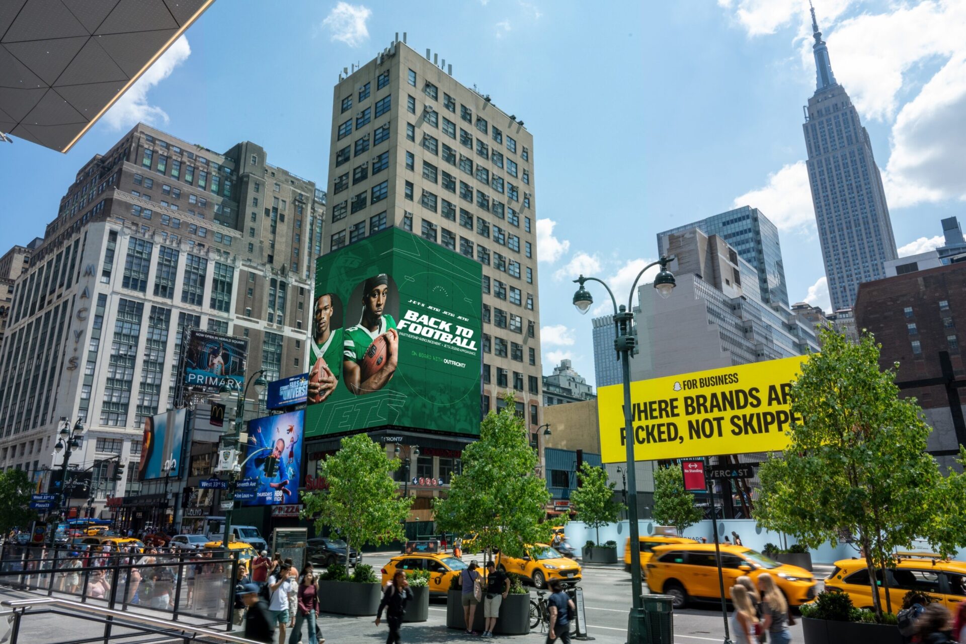 DooH: Outfront Expands New York Jets Partnership Beyond Metlife Stadium - A New York Jets campaign runs on an Outfront digital billboard in Manhattan as part of the company's new multi-year partnership with the NFL team (Image: Outfront Media) A New York Jets campaign runs on an Outfront digital billboard in Manhattan as part of the company's new multi-year partnership with the NFL team (Image: Outfront Media)