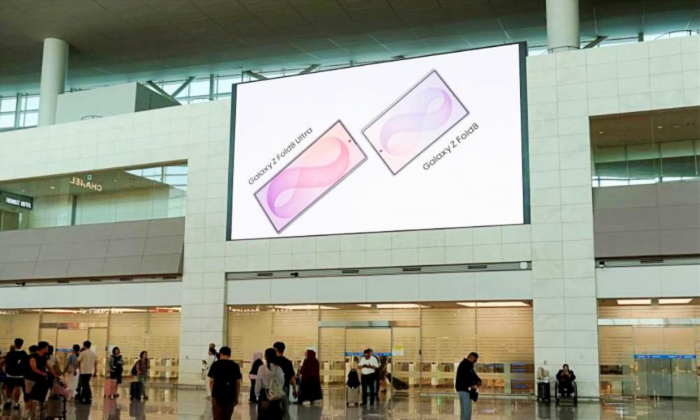 DooH: Samsung Goes Big on OoH for Galaxy Z Fold8 - Samsung promotes its Galaxy Z Fold8 lineup on a large-format digital display at Incheon International Airport in South Korea. (Image: Samsung)
Samsung promotes its Galaxy Z Fold8 lineup on a large-format digital display at Incheon International Airport in South Korea. (Image: Samsung)